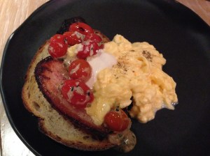 Scrambled eggs, bacon and tomatoes