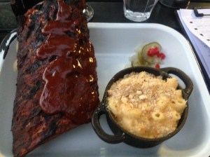 Spare ribs with mac and cheese